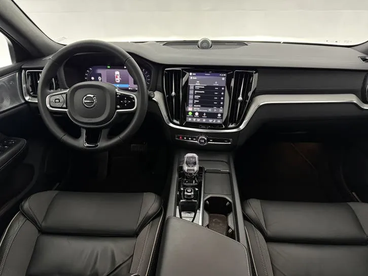 Volvo V60 2022 photo 2