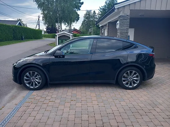 Tesla Model Y 2023 photo 2