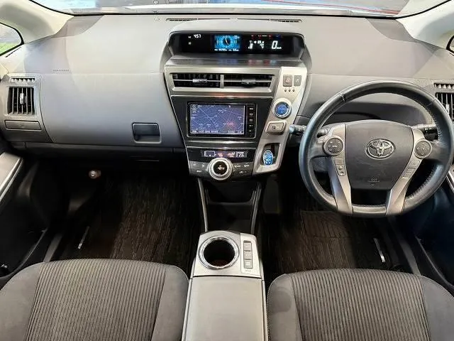 Toyota Prius Alpha 2015 photo 2