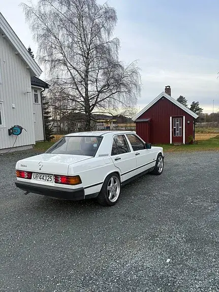 Mercedes-Benz 190 E 1983 photo 3
