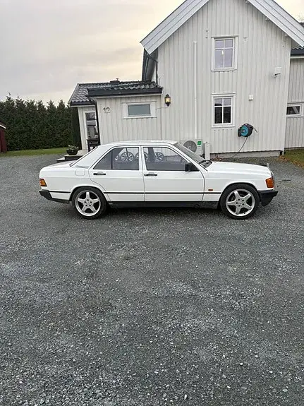Mercedes-Benz 190 E 1983 photo 2