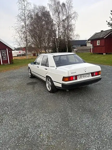 Mercedes-Benz 190 E 1983 photo 4