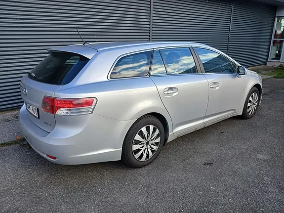 Toyota Avensis 2011 photo 2