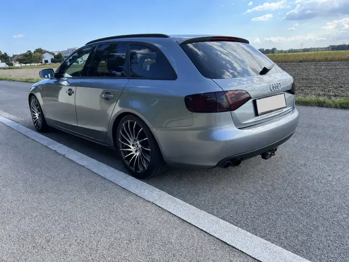 Audi A4 2010 photo 2