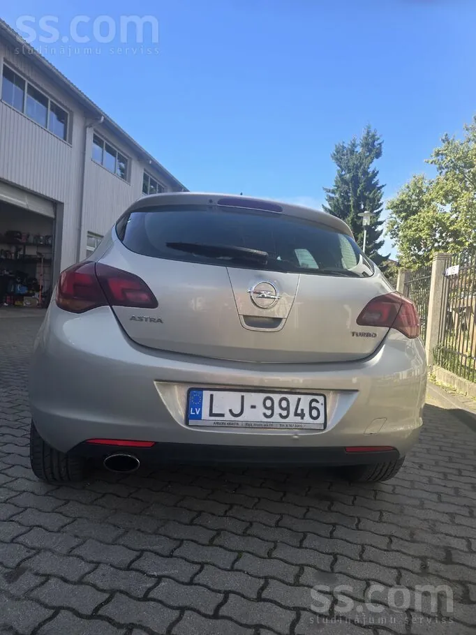 Opel Astra 2010 photo 4