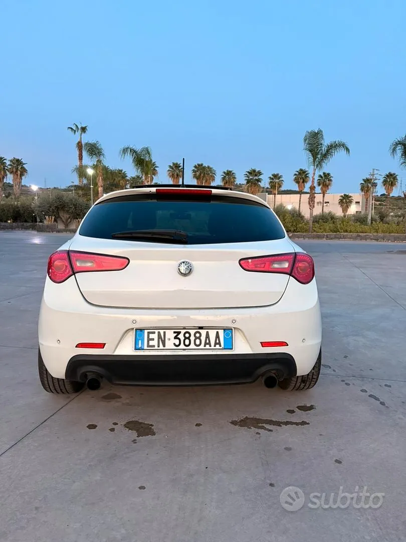 Alfa Romeo Giulietta 2012 photo 2