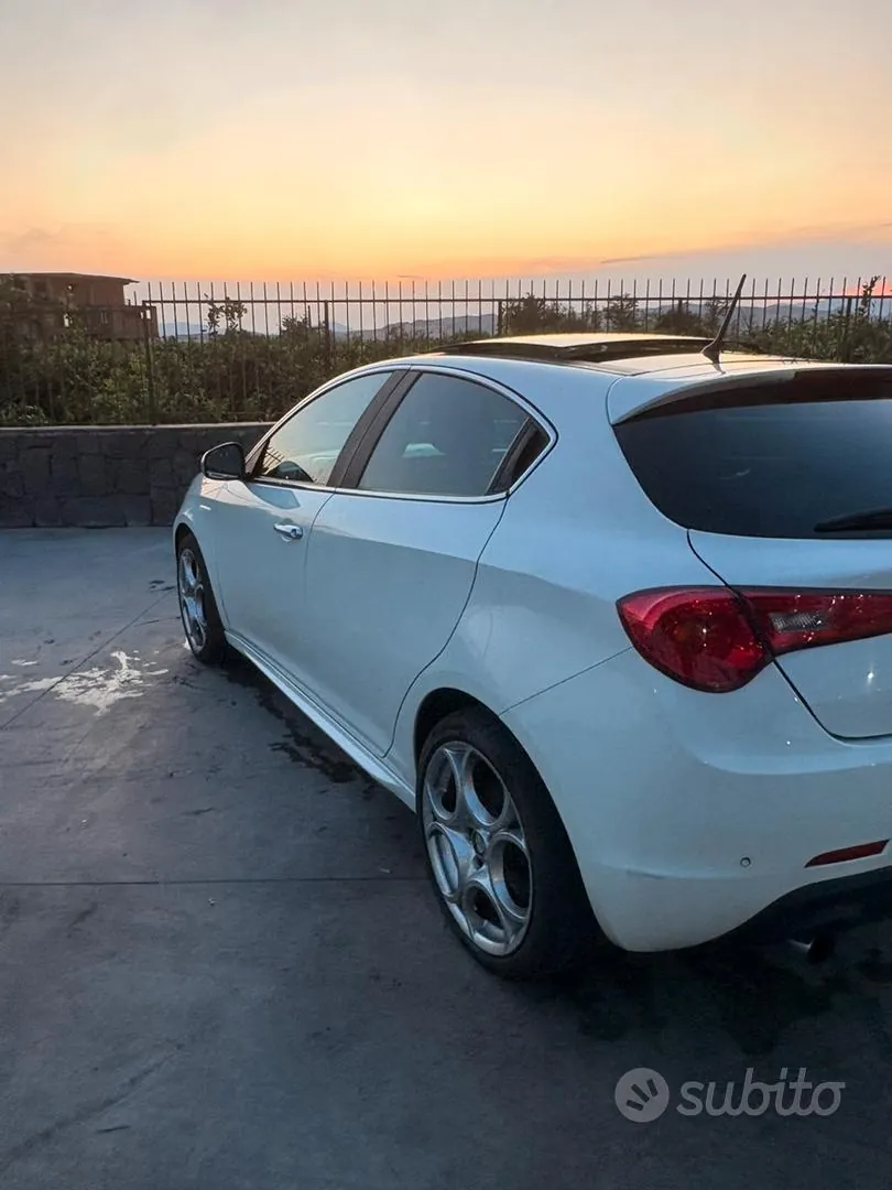 Alfa Romeo Giulietta 2012 photo 4