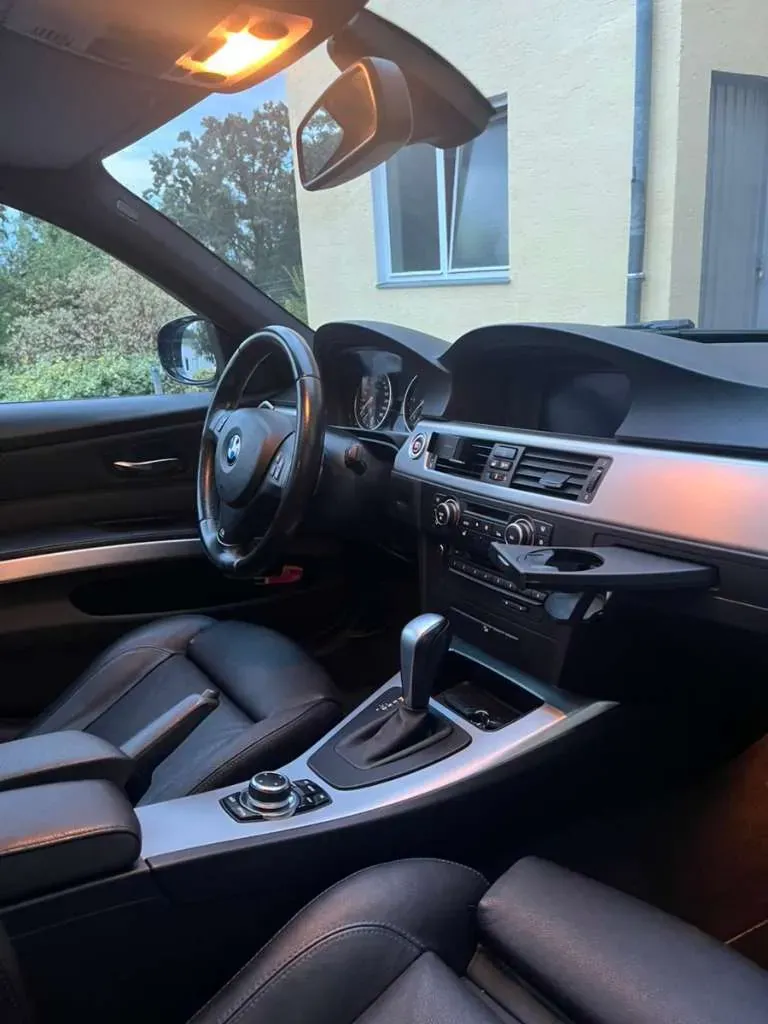 BMW 3 Series 2011 photo 2