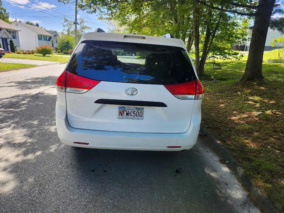 Toyota Sienna 2014 photo 3