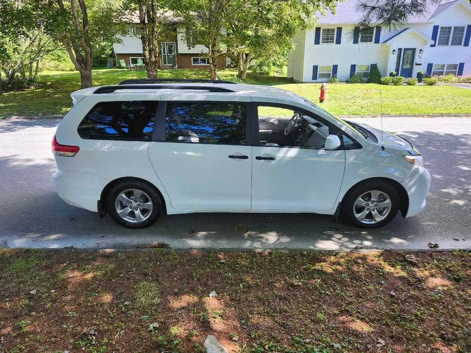 Toyota Sienna 2014 photo 2