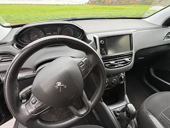 Peugeot 208 2012 photo 5