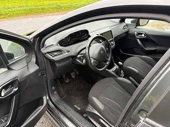 Peugeot 208 2012 photo 4