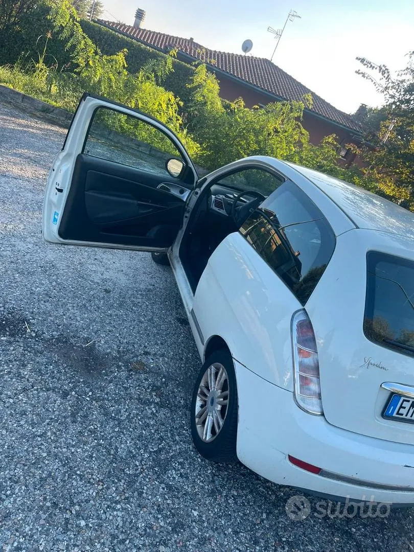 Lancia Ypsilon 2012 photo 4