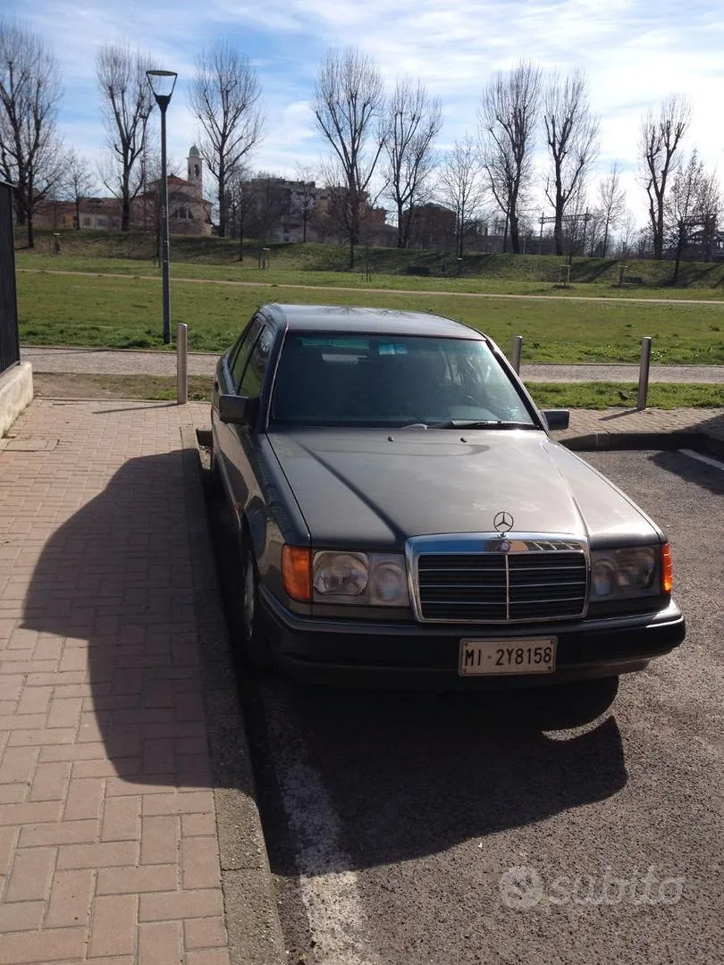 Mercedes-Benz E 200 1993 photo 3