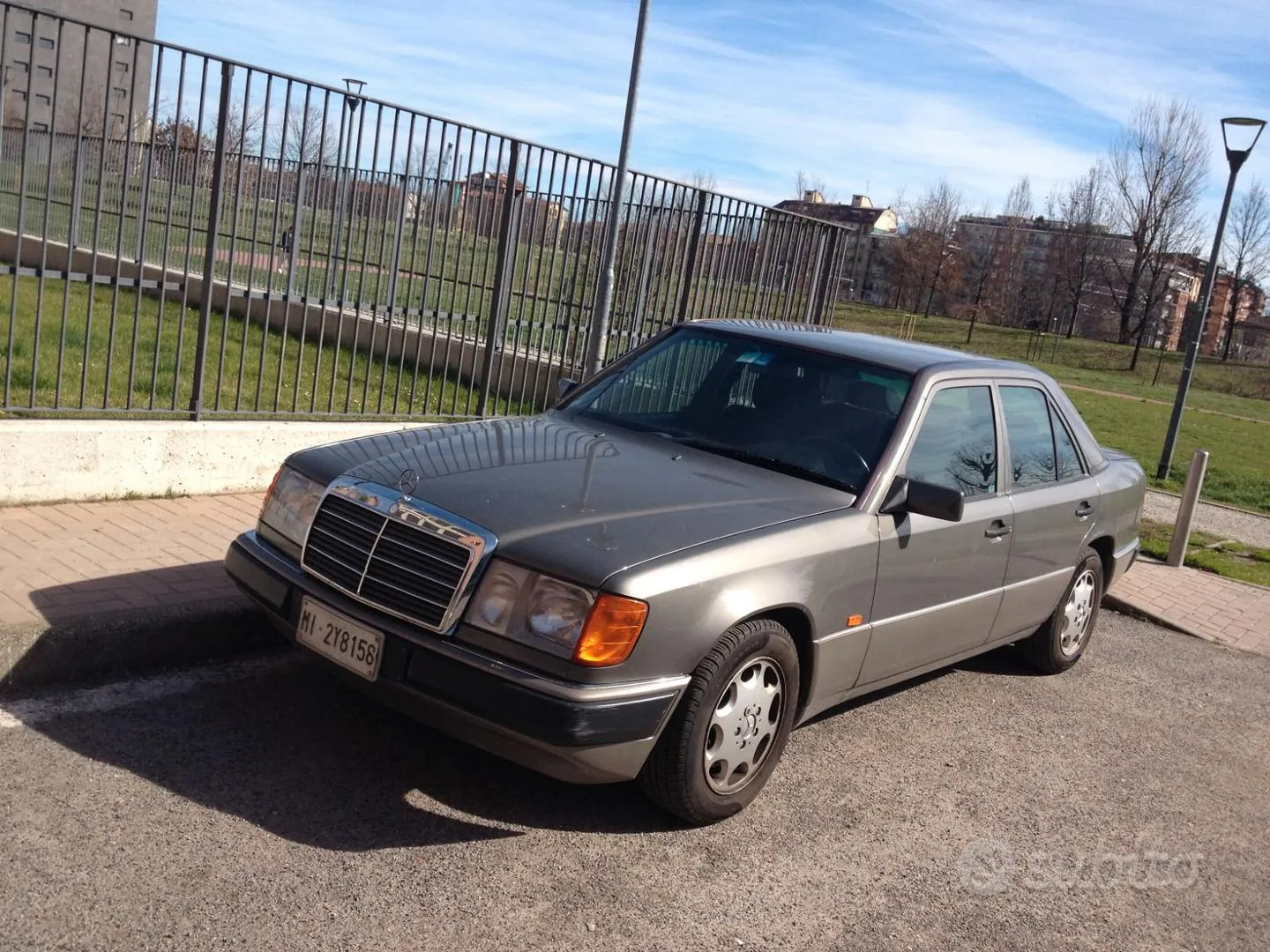 Mercedes-Benz E 200 1993 photo 4