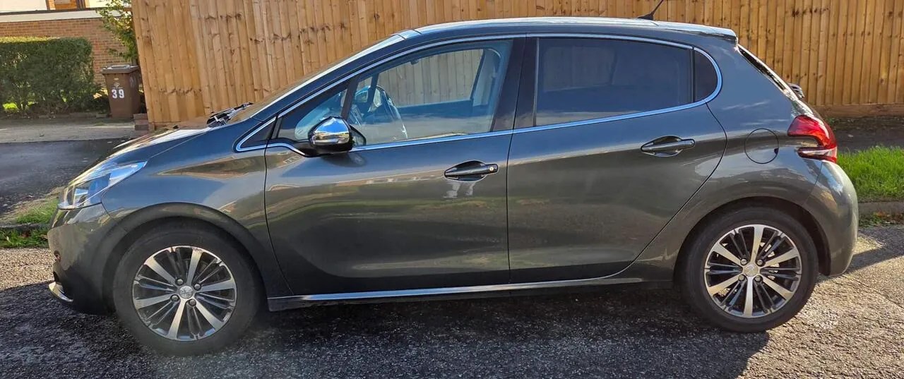 Peugeot 208 2017 photo 3