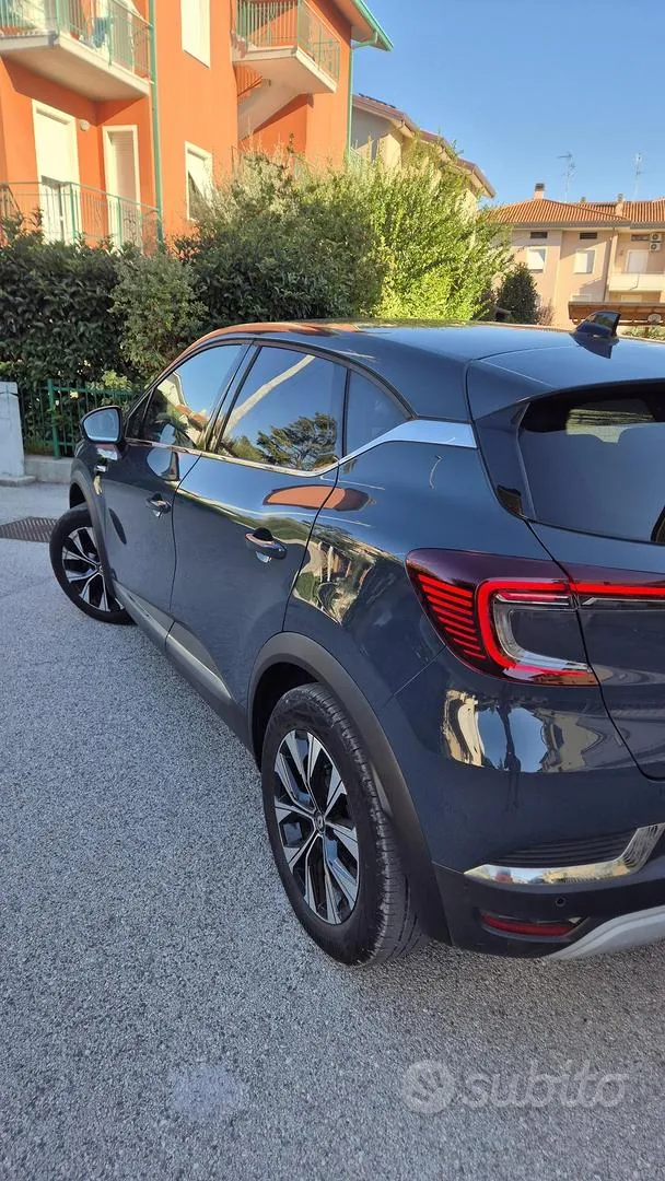 Renault Captur 2023 photo 2