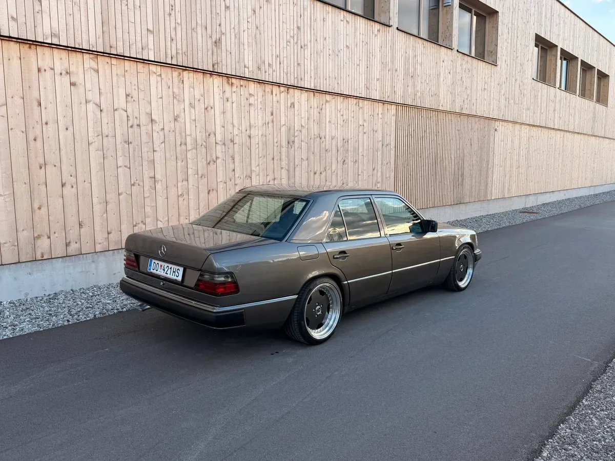 Mercedes-Benz E-Class 1992 photo 2
