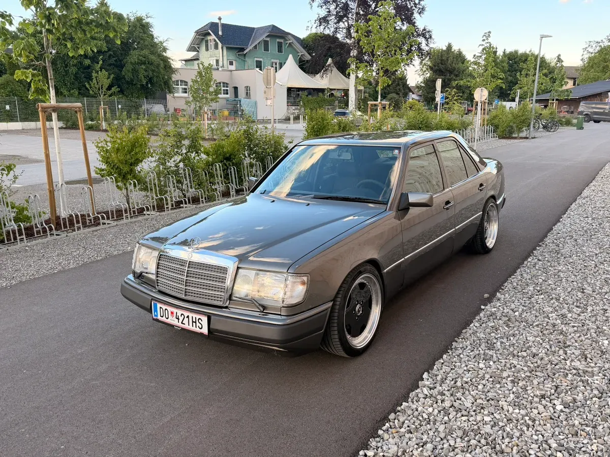 Mercedes-Benz E-Class 1992 photo 3