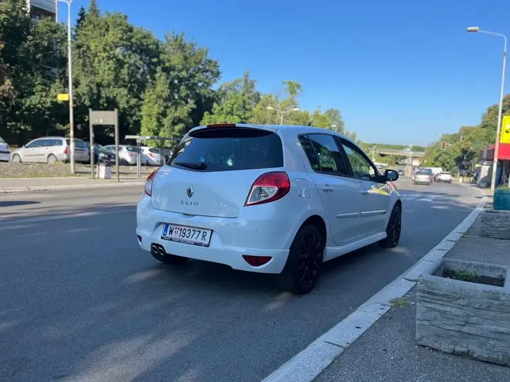 Renault Clio 2010 photo 2