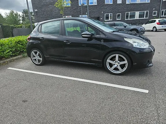 Peugeot 208 2012 photo 2