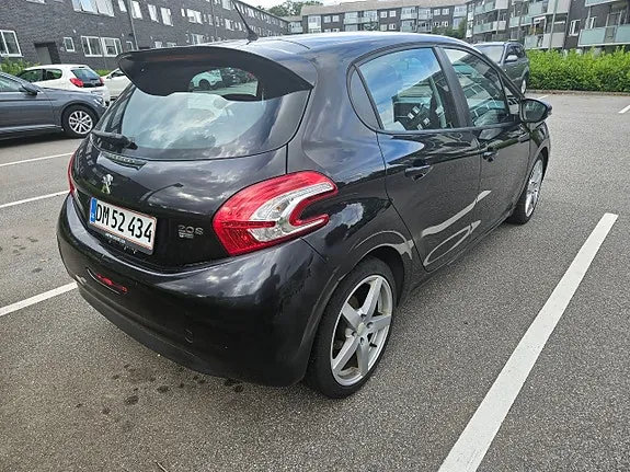 Peugeot 208 2012 photo 5