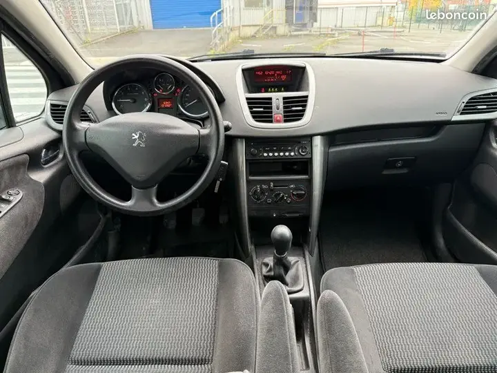 Peugeot 207 2011 photo 5