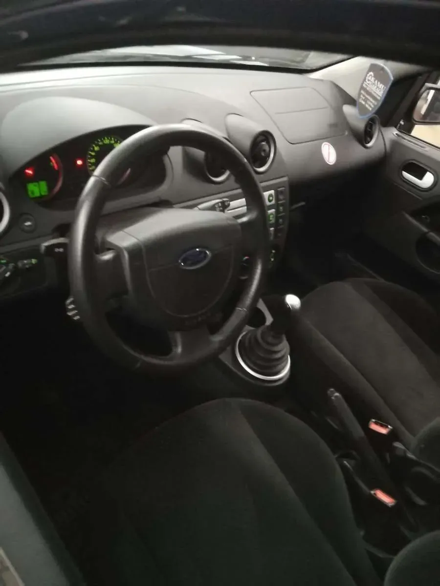 Ford Fiesta 2005 photo 2