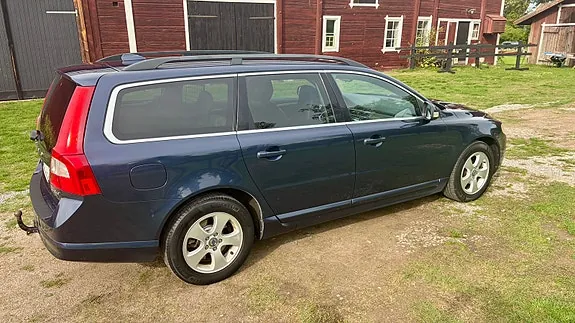 Volvo V70 2010 photo 2