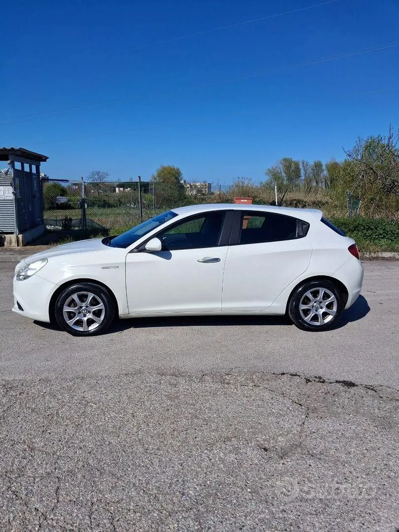 Alfa Romeo Giulietta 2013 photo 2