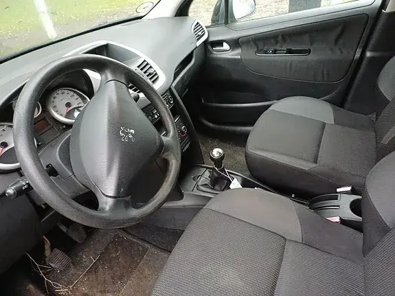 Peugeot 207 2010 photo 3