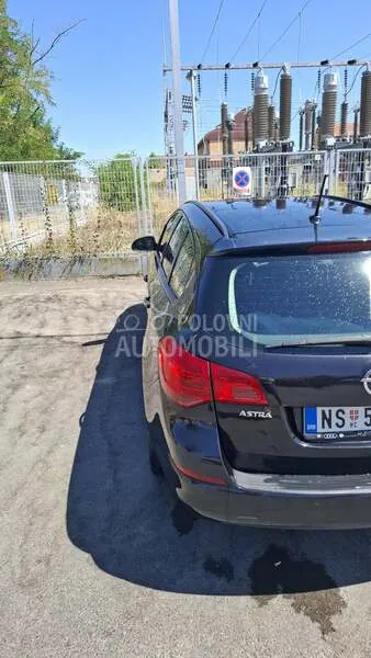 Opel Astra J 2010 photo 4