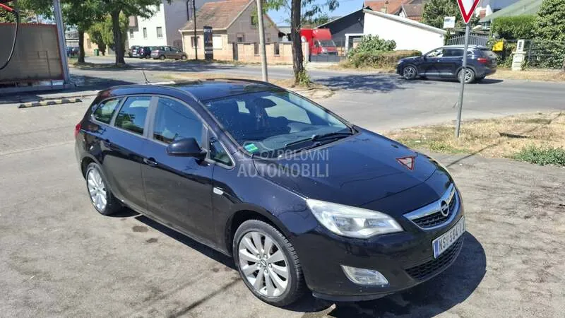 Opel Astra J 2010 photo 2