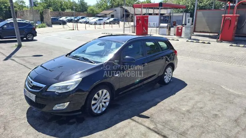 Opel Astra J 2010 photo 3