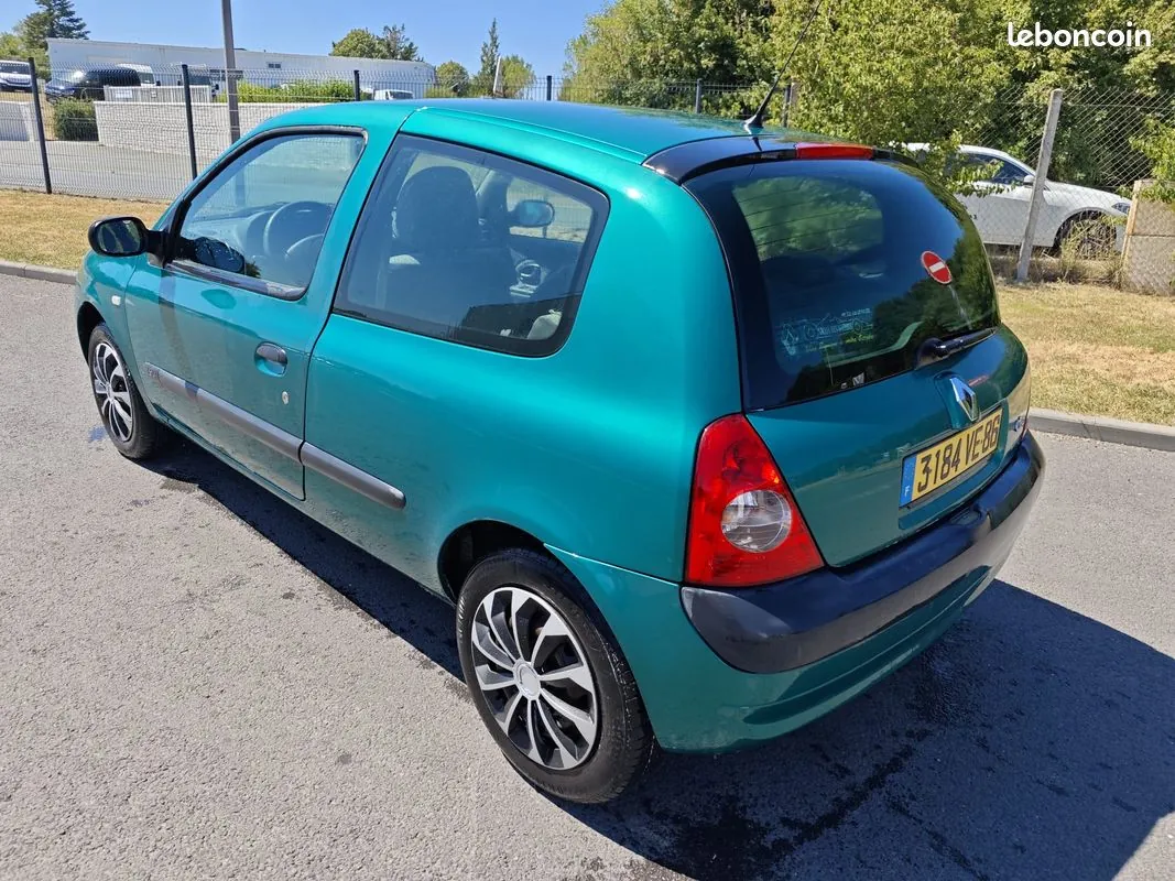 Renault Clio 2004 photo 2