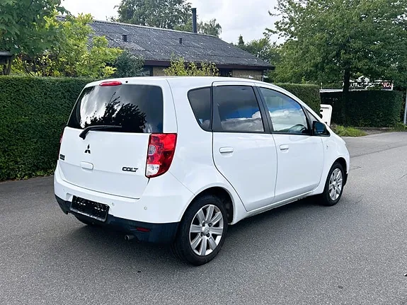 Mitsubishi Colt 2011 photo 3