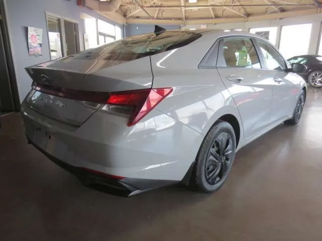 Hyundai Elantra 2022 photo 3