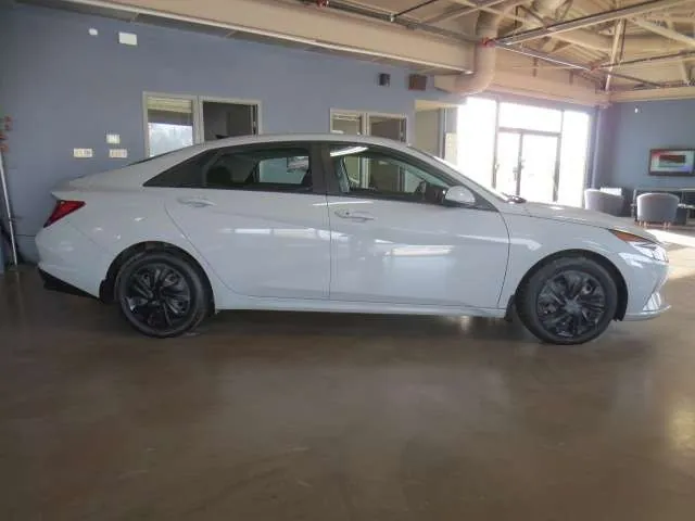 Hyundai Elantra 2022 photo 2