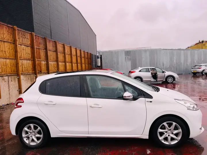 Peugeot 208 2015 photo 5