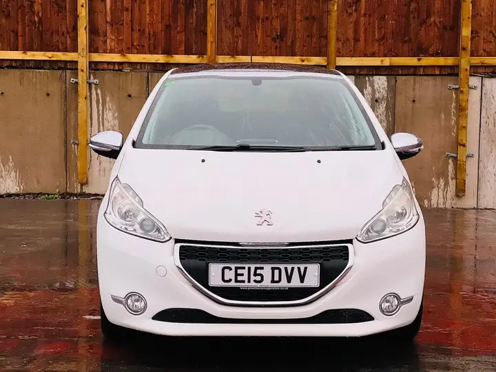 Peugeot 208 2015 photo 2