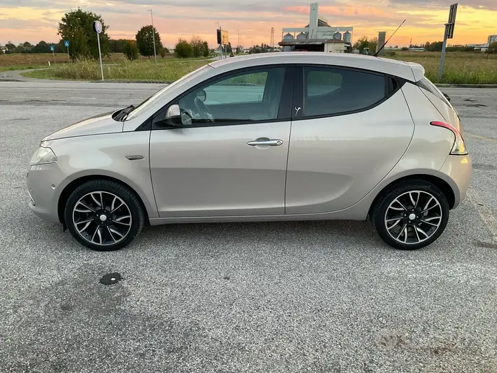 Lancia Ypsilon