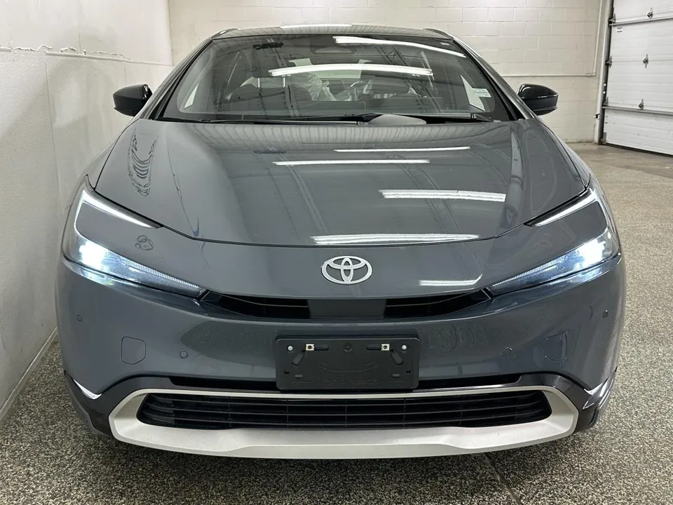 Toyota Prius Prime 2023 photo 2