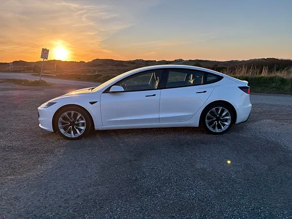 Tesla Model 3 2024 photo 2