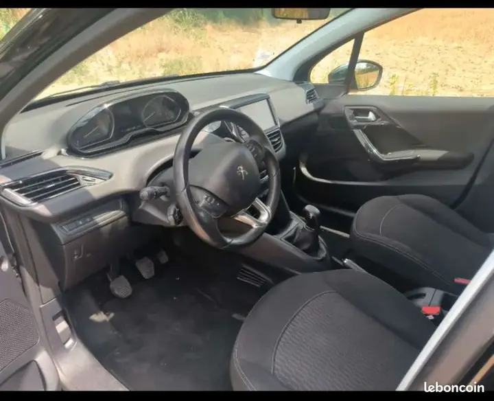 Peugeot 208 2018 photo 3