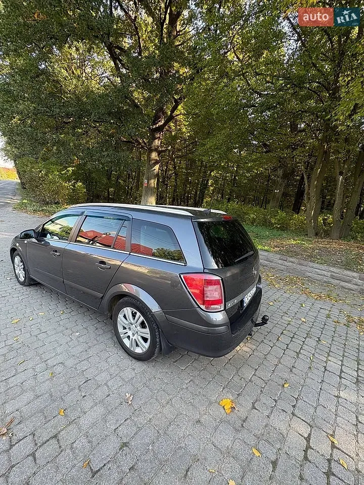 Opel Astra 2010 photo 4