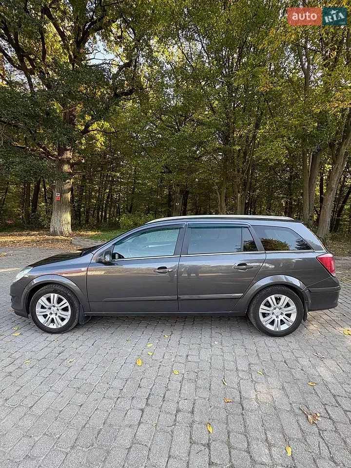 Opel Astra 2010 photo 3