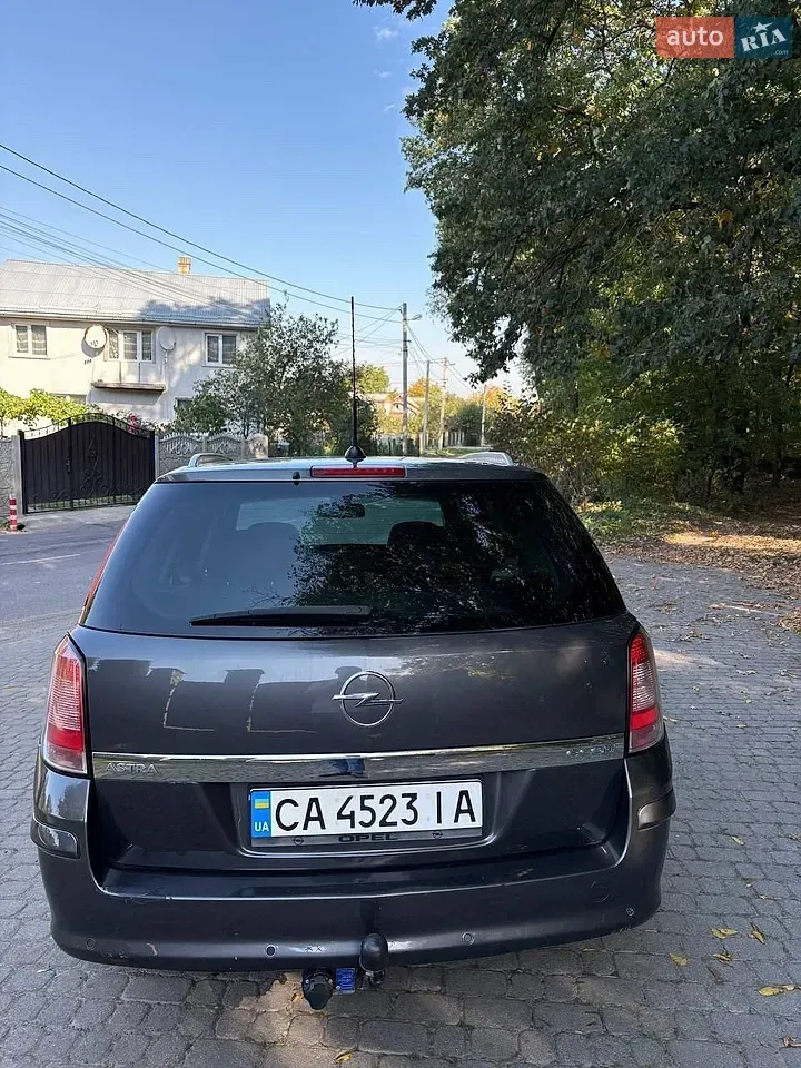 Opel Astra 2010 photo 5