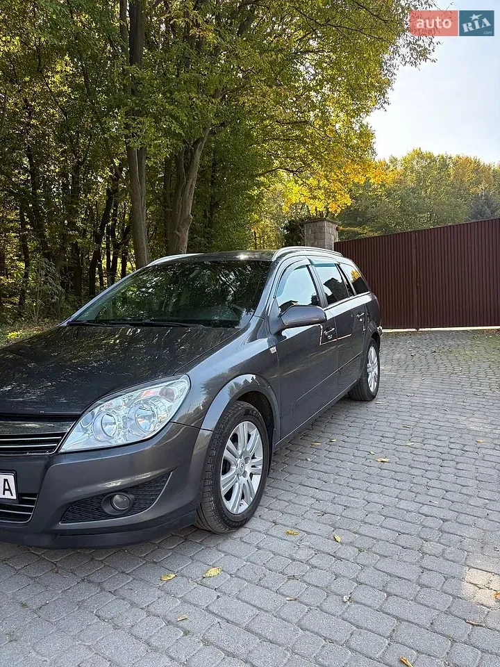 Opel Astra 2010 photo 2