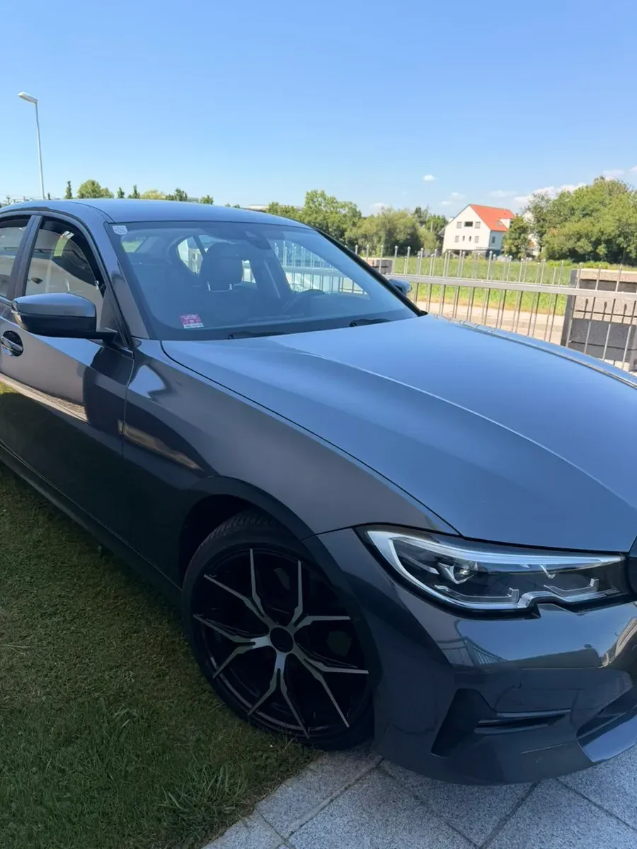 BMW 3 Series 2019 photo 3