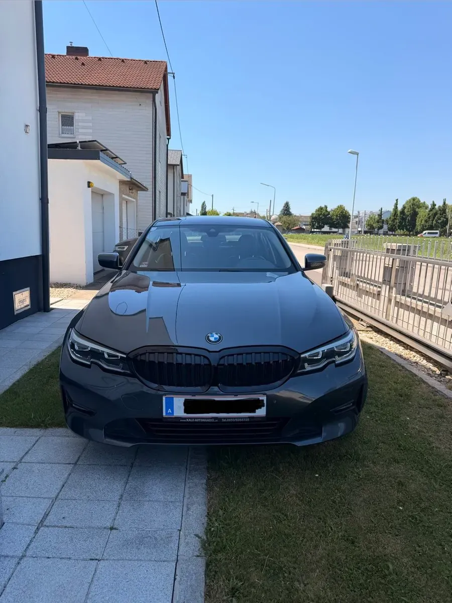 BMW 3 Series 2019 photo 2
